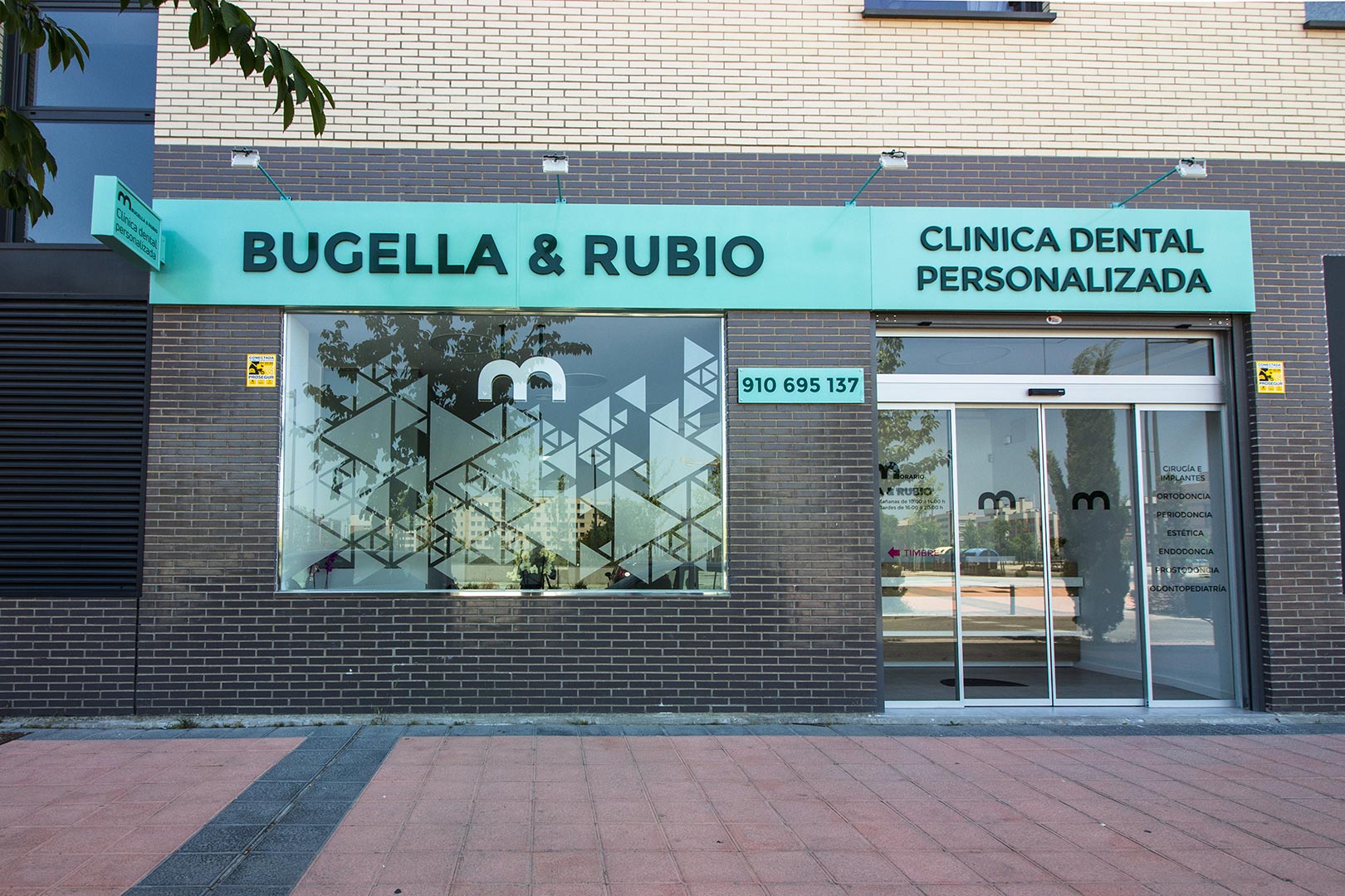 Fachada clínica dental - Clínica dental Bugella&Rubio