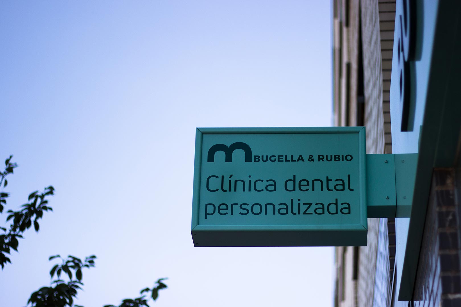 Cartel clínica dental en fachada - Clínica dental Bugella&Rubio