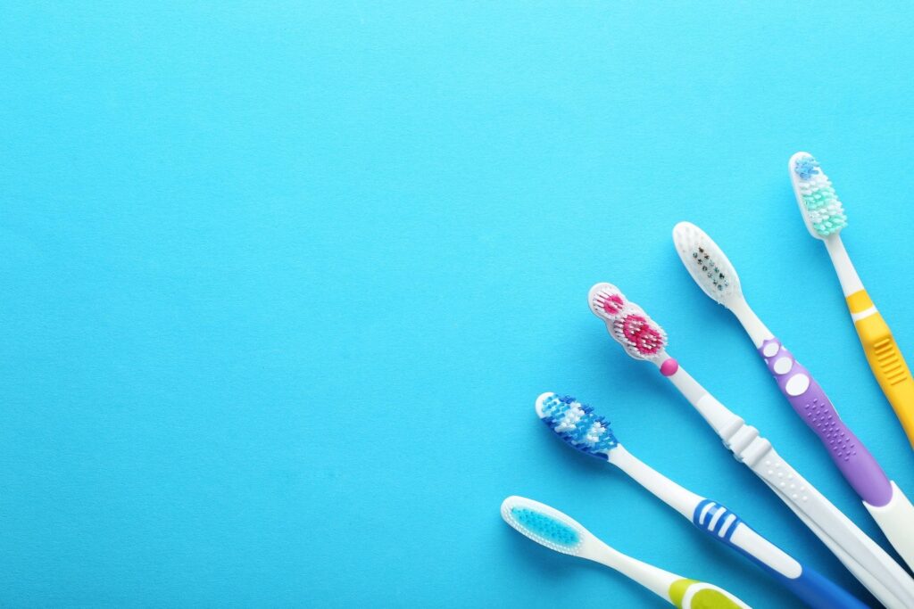 Para qué sirven las diferentes cerdas de los cepillos de dientes
