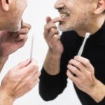 Paciente con dientes separados por periodontitis