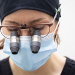Revisión de mantenimiento de los implantes dentales